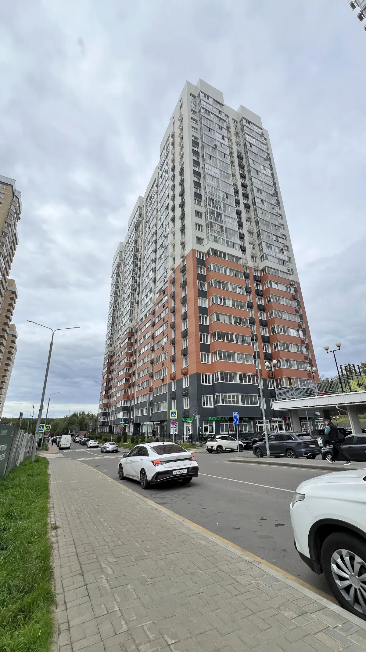 Жилой дом с улицы